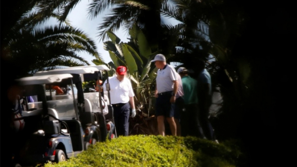 Chịu áp lực, Trump ký dự luật cứu trợ Covid-19 nhưng thêm điều kiện