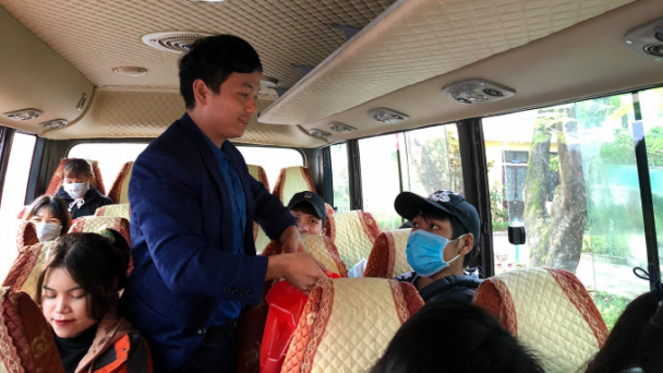 Miễn phí xe cho hàng trăm sinh viên sư phạm về quê đón Tết