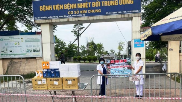Trao tặng 10 máy thở cho Bệnh viện Bệnh Nhiệt đới Trung ương