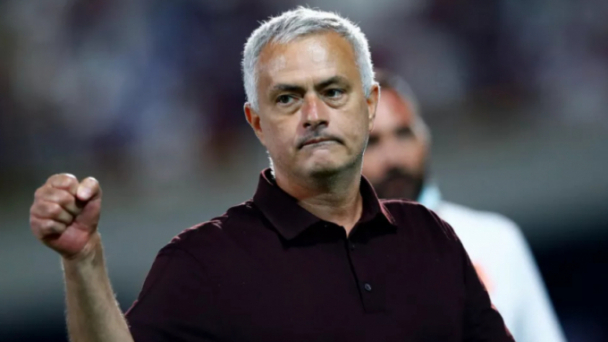 Jose Mourinho ăn mừng như đứa trẻ 12 tuổi sau chiến thắng của AS Roma