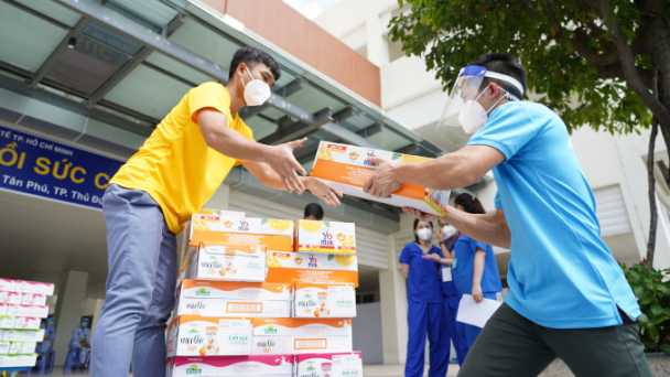 Vinamilk ủng hộ thêm 5 tỷ đồng sản phẩm và thiết bị y tế chống dịch