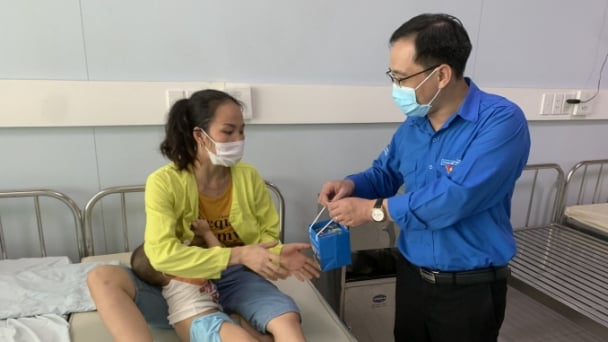 Mang Tết Trung thu đến các em nhỏ tại Bệnh viện đa khoa Nông nghiệp