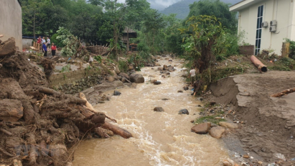 Mưa lũ cuốn trôi, làm mất tích 2 người tại Yên Bái