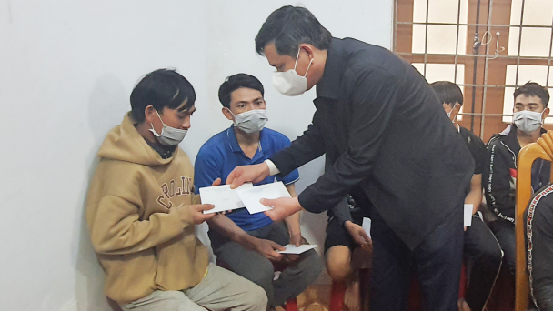 Ngư dân xúc động khi được Chủ tịch UBND tỉnh động viên sau khi chìm tàu