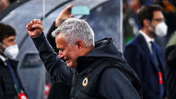 Jose Mourinho khóc sau khi lọt vào Chung kết Conference League