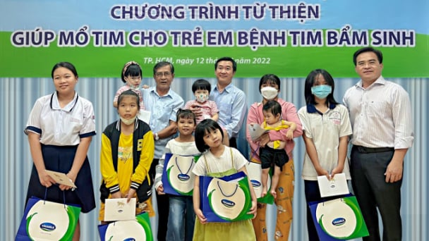 Vinamilk tiếp tục ủng hộ 500 triệu đồng cho các bệnh nhi nghèo mổ tim
