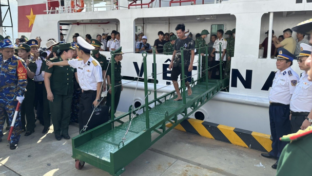 Ngư dân trên 2 tàu cá bị chìm đã vào đất liền