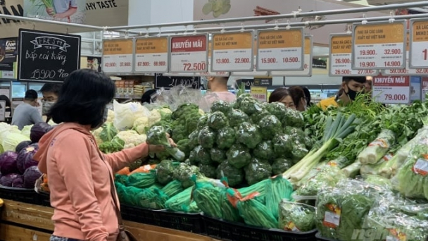 Đặt, duy trì hoạt động của cân đối chứng tại các chợ, trung tâm thương mại
