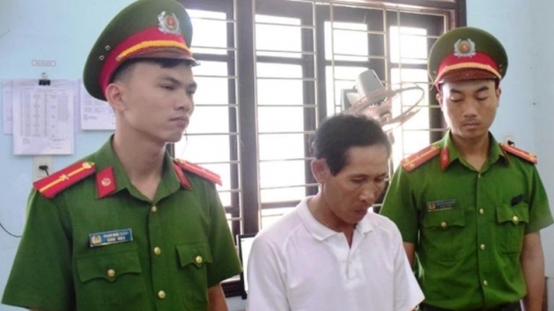 Vác chày gỗ đuổi đánh khiến vợ bị rơi lầu