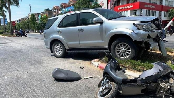 Xe biển xanh va chạm xe máy khiến 1 người nhập viện