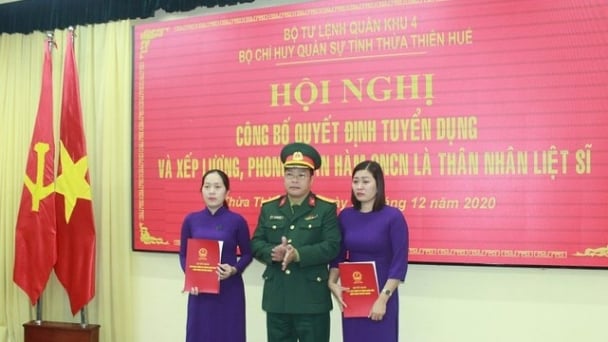 Tuyển dụng, trao quân hàm cho thân nhân của liệt sĩ hi sinh tại Rào Trăng