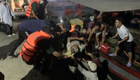 Sà lan đâm chìm tàu cá, một ngư dân bị thương nặng