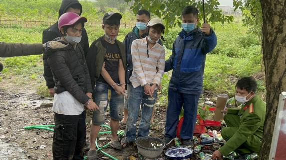 3 thanh niên dùng xe máy vận chuyển hàng ngàn viên ma túy