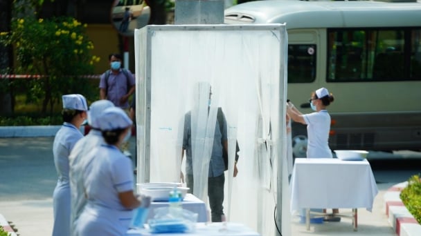 TS toán học kết hợp y, bác sĩ 'Đánh giặc Corona'