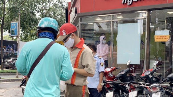 TP.HCM: Người giao đồ ăn và người nhận giữ khoảng cách 2m