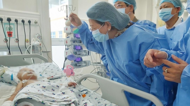Phó Chủ tịch nước Đặng Thị Ngọc Thịnh thăm bé Trúc Nhi - Diệu Nhi