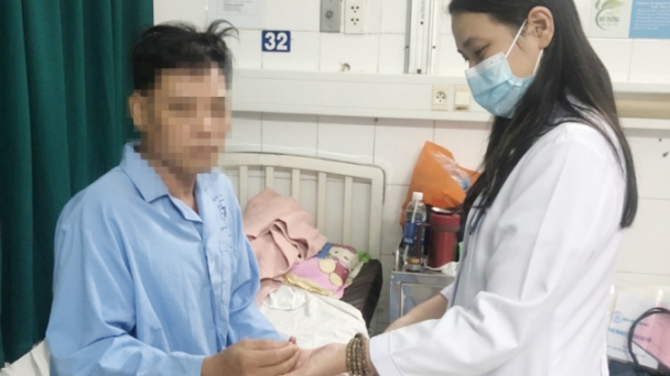 Người đàn ông đột ngột bị đột quỵ khi đang ngồi chờ lên máy bay