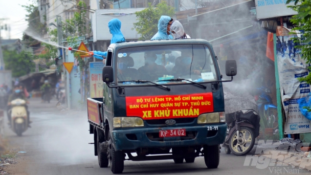 Quân đội phun khử khuẩn 4 tuyến đường Thành phố Thủ Đức
