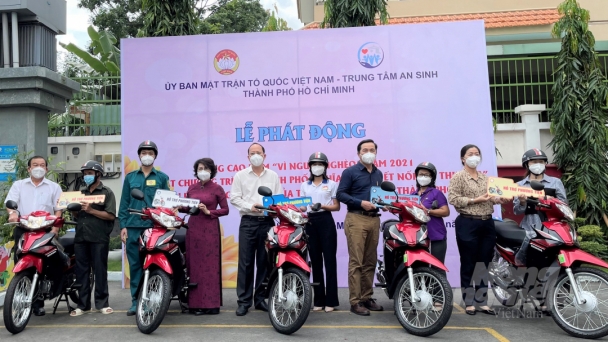 Chung tay hỗ trợ hộ nghèo, người khó khăn do dịch Covid-19