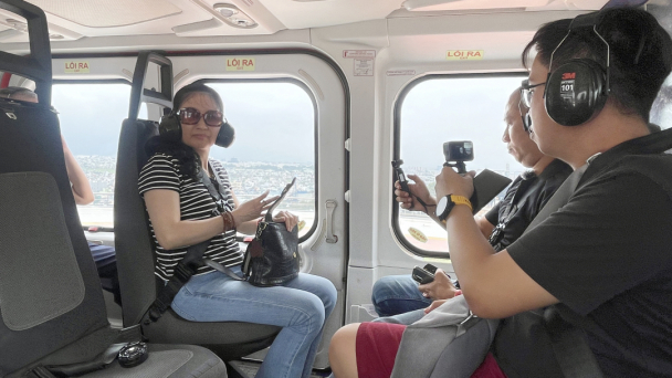 Những du khách đầu tiên trải nghiệm tour ngắm TP.HCM từ trên cao bằng trực thăng