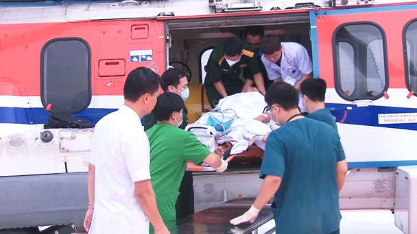 Trực thăng đưa ngư dân bị tai nạn nguy kịch về đất liền