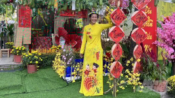 Bệnh nhân ung thư xúc động khi lần đầu được mặc áo dài 'du Xuân'