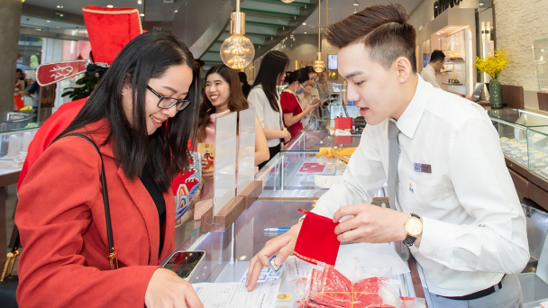 Mua vàng cầu may vía Thần Tài