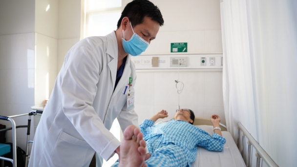 Người đàn ông đi lại được sau 3 ngày phẫu thuật thay khớp háng