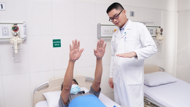 Dị dạng mạch máu tủy sống, người đàn ông yếu liệt hai chân kéo dài