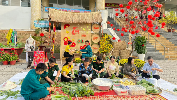 Đòn bánh tét ấm lòng người lao động