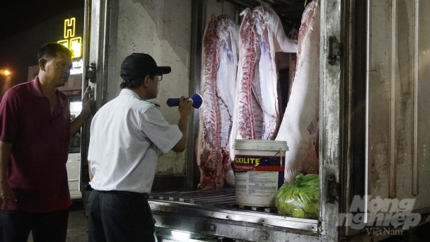 Kiểm tra đột xuất cơ sở giết mổ, chợ đầu mối, trường học