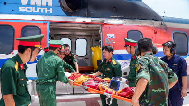 Đưa ngư dân đứt rời 1/3 cánh tay khi đánh bắt hải sản về đất liền