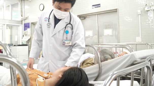 Nữ sinh nằm trên giường bệnh thi vào lớp 10 sẽ được đặc cách sắp xếp chỗ học