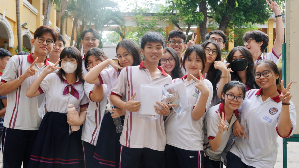 Hơn 90.000 thí sinh TP.HCM hào hứng bước vào môn thi đầu tiên Ngữ Văn