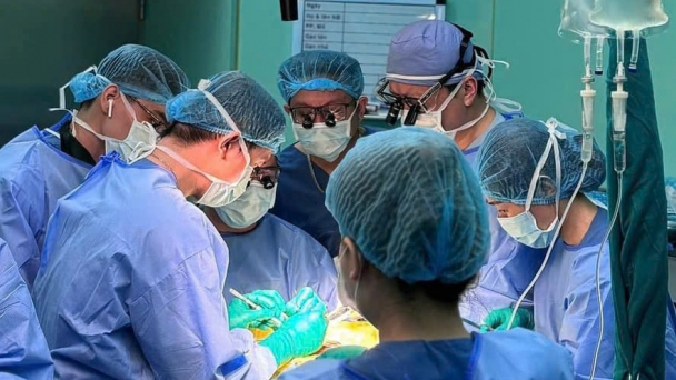 Chia đôi lá gan từ người cho chết não, cứu sống hai sinh mệnh