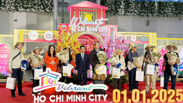 TP.HCM đón đoàn khách du lịch đầu tiên năm 2025