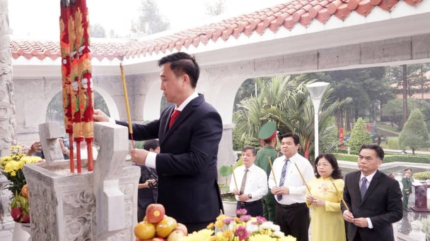 Đoàn đại biểu TP.HCM dâng hương các anh hùng liệt sĩ