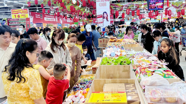 TP.HCM: Hàng hóa Tết dồi dào, sức mua tăng mạnh ngày 28 Tết