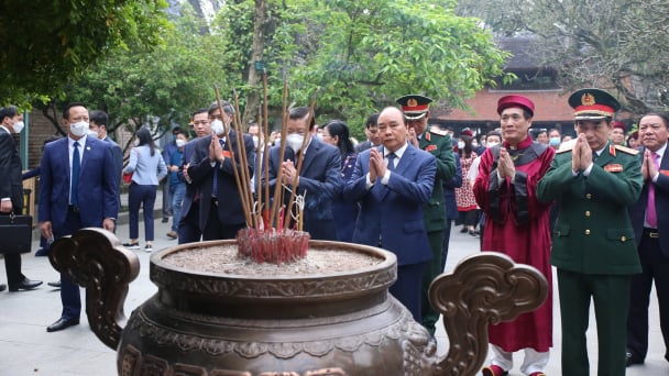 Chủ tịch nước dâng hương tưởng niệm các Vua Hùng