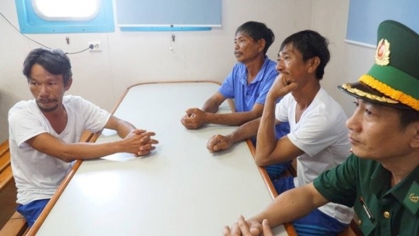 4 ngư dân sống sót sau 9 ngày gặp nạn trên biển về bờ an toàn