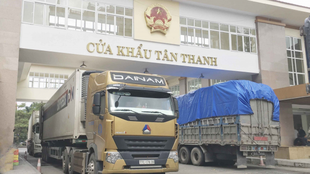 Xe chở nông sản tấp nập qua cửa khẩu sang Trung Quốc