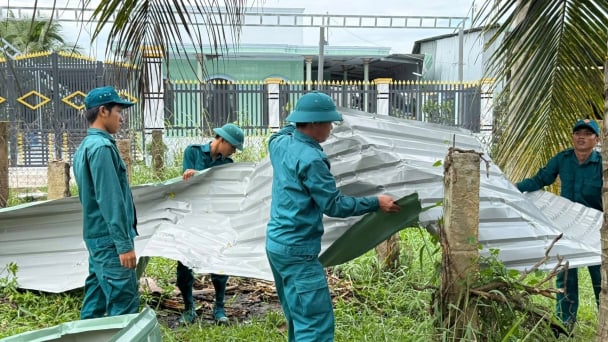 Khắc phục thiệt hại sau lốc xoáy tại xã Hồng Sơn