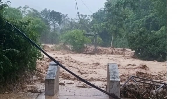 Nghệ An có 1 người bị lũ cuốn mất tích