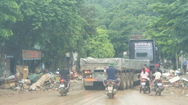 Nghệ An cấm xe chở quặng để ưu tiên phương tiện cứu trợ lũ lụt