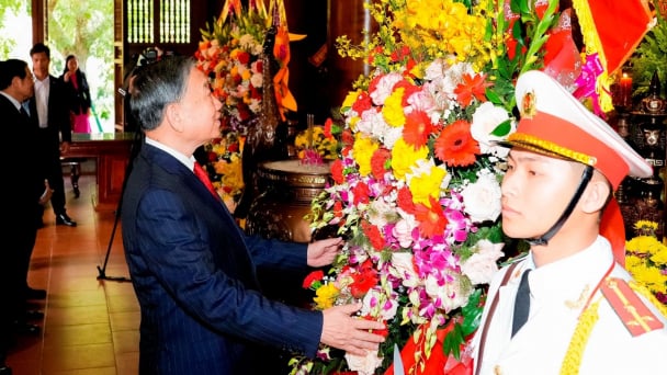 Tổng Bí thư Tô Lâm dâng hương tưởng niệm tại Nghệ An