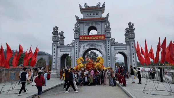 Đền Ông Hoàng Mười tấp nập ngày đầu năm