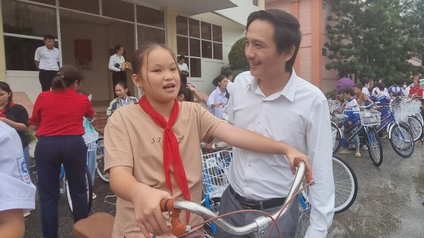 Cùng học sinh nghèo biên giới Cao Bằng tới trường