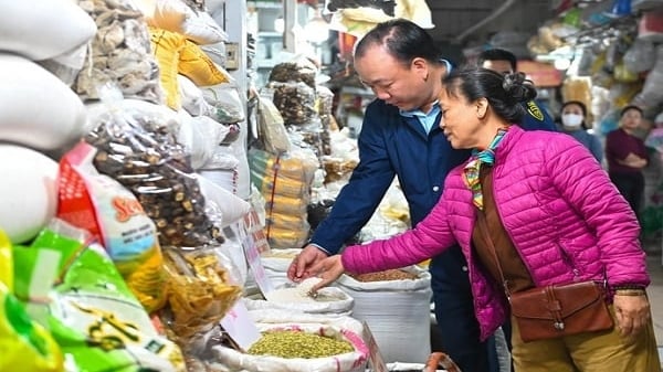 Kiểm tra công tác bình ổn thị trường tết Bính Ngọ 2026 tại Hà Nội