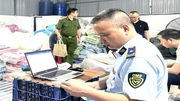Phát hiện cơ sở sản xuất băng vệ sinh giả quy mô lớn