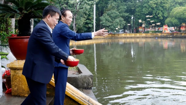 Lãnh đạo Bộ Nông nghiệp và Môi trường dâng hương, thả cá tại Khu di tích Bác Hồ